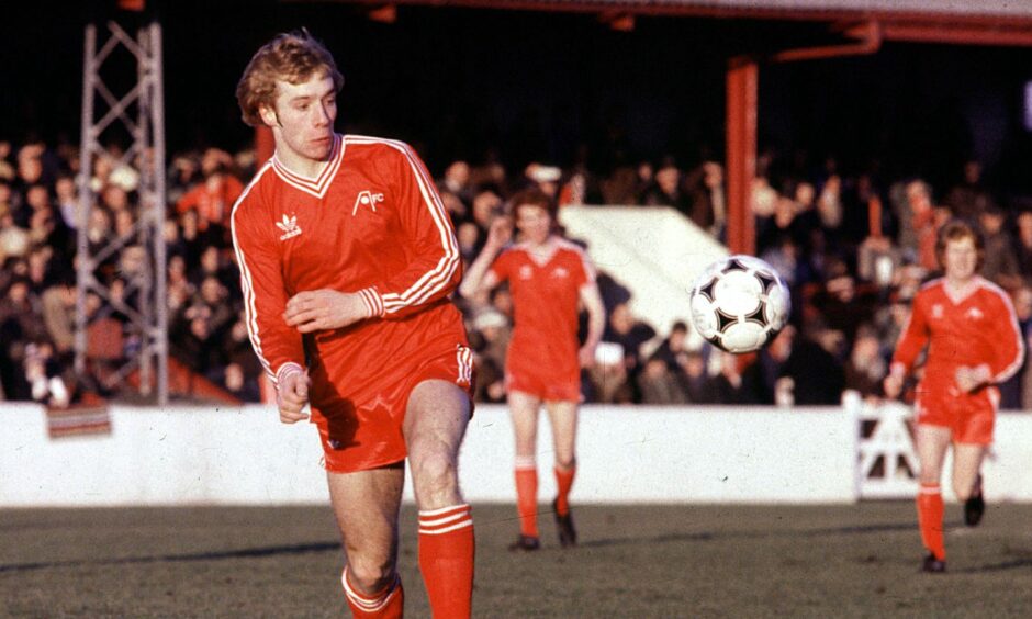 Pittodrie legend Steve Archibald in action for Aberdeen, with a bouncing ball in front of him