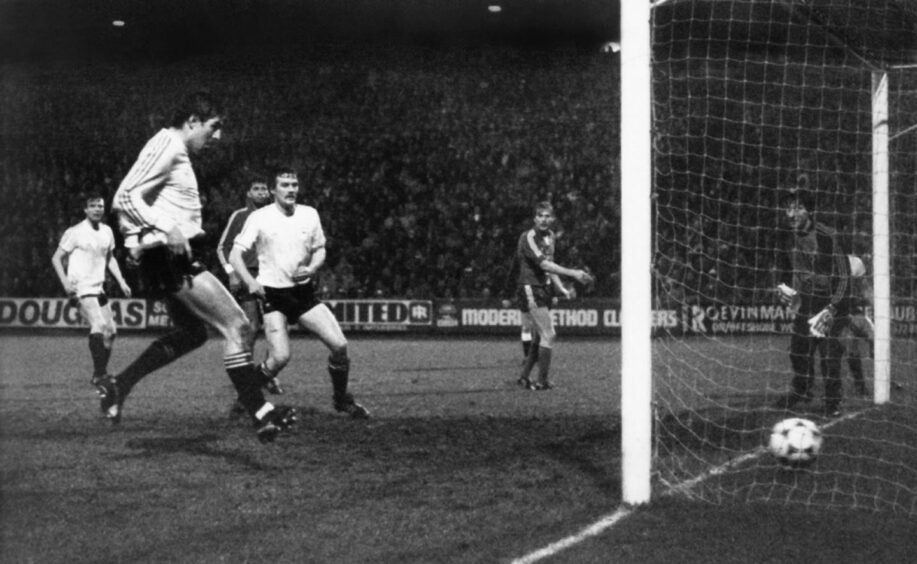 Mark McGhee slots home Aberdeen's second goal against Hamburg in the 64th minute. Image: DC Thomson.