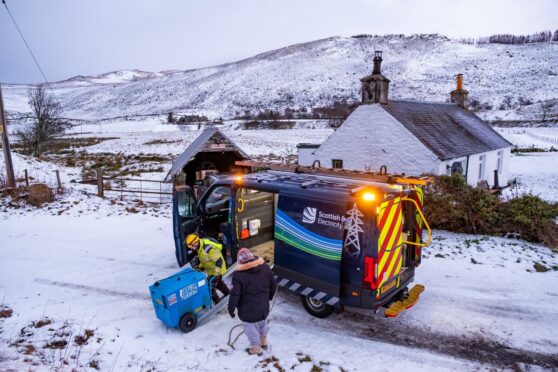 SSEN team deliver power generator, Glenshee.