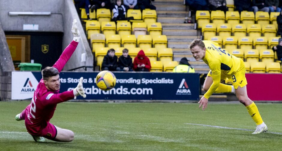 Alex Samuel nods wide for Ross County.