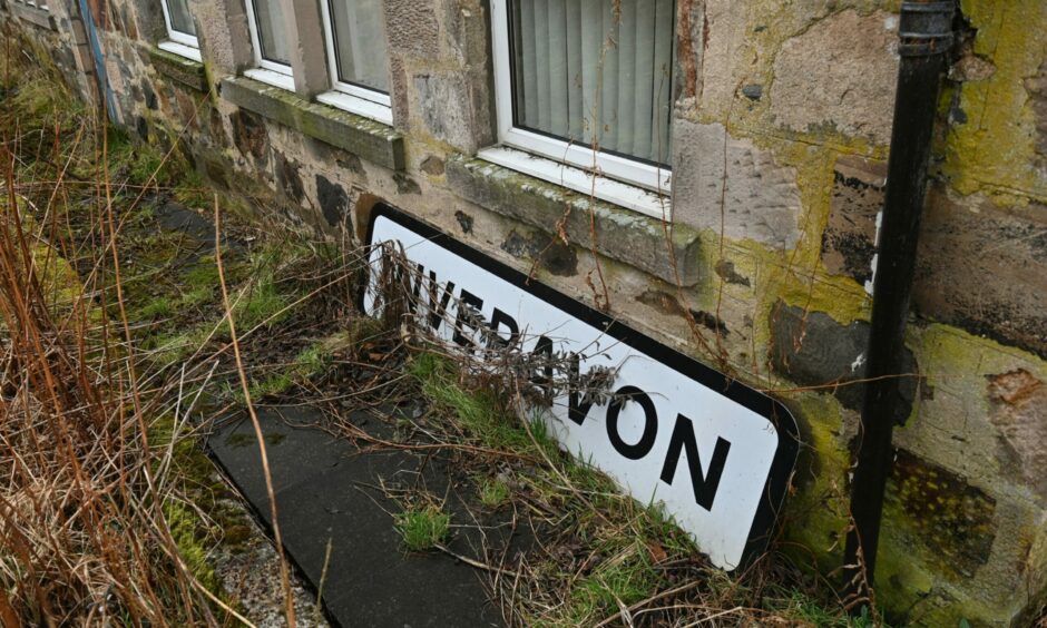 Unkempt 'Inveravon' sign.