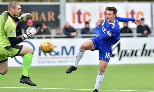 Chris Antoniazzi going for goal with Cove Rangers.


Picture by Scott Baxter    28/09/2019