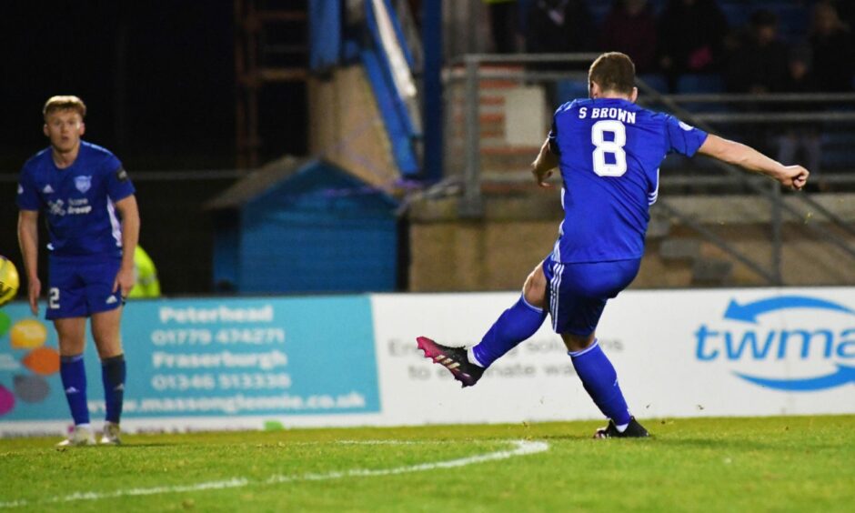 Scott Brown curls home an injury-time equaliser for Peterhead against Clyde