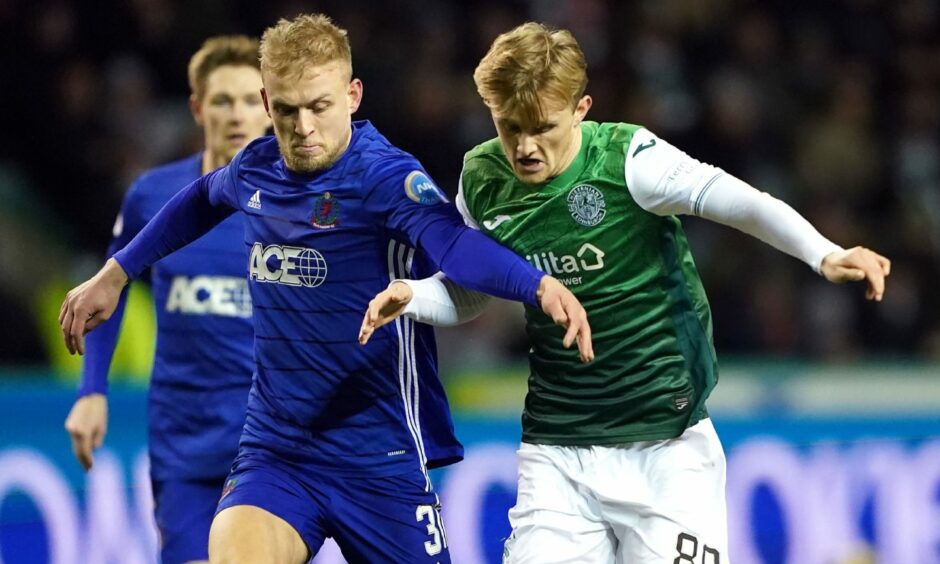 Cove Rangers' Harry Milne (left) and Hibernian's Ewan Henderson battle for the ball