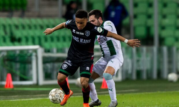 New signing Vicente Besuijen of ADO Den Haag against Miguel Angel Leal of ADO Groningen