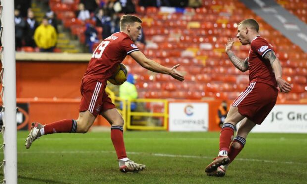 Aberdeen's Lewis Ferguson (L) celebrates with Jonny Hayes after making it 1-1 from the penalty spot.