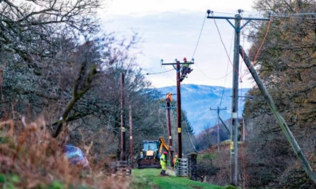 SSEN engineers working on power lines.