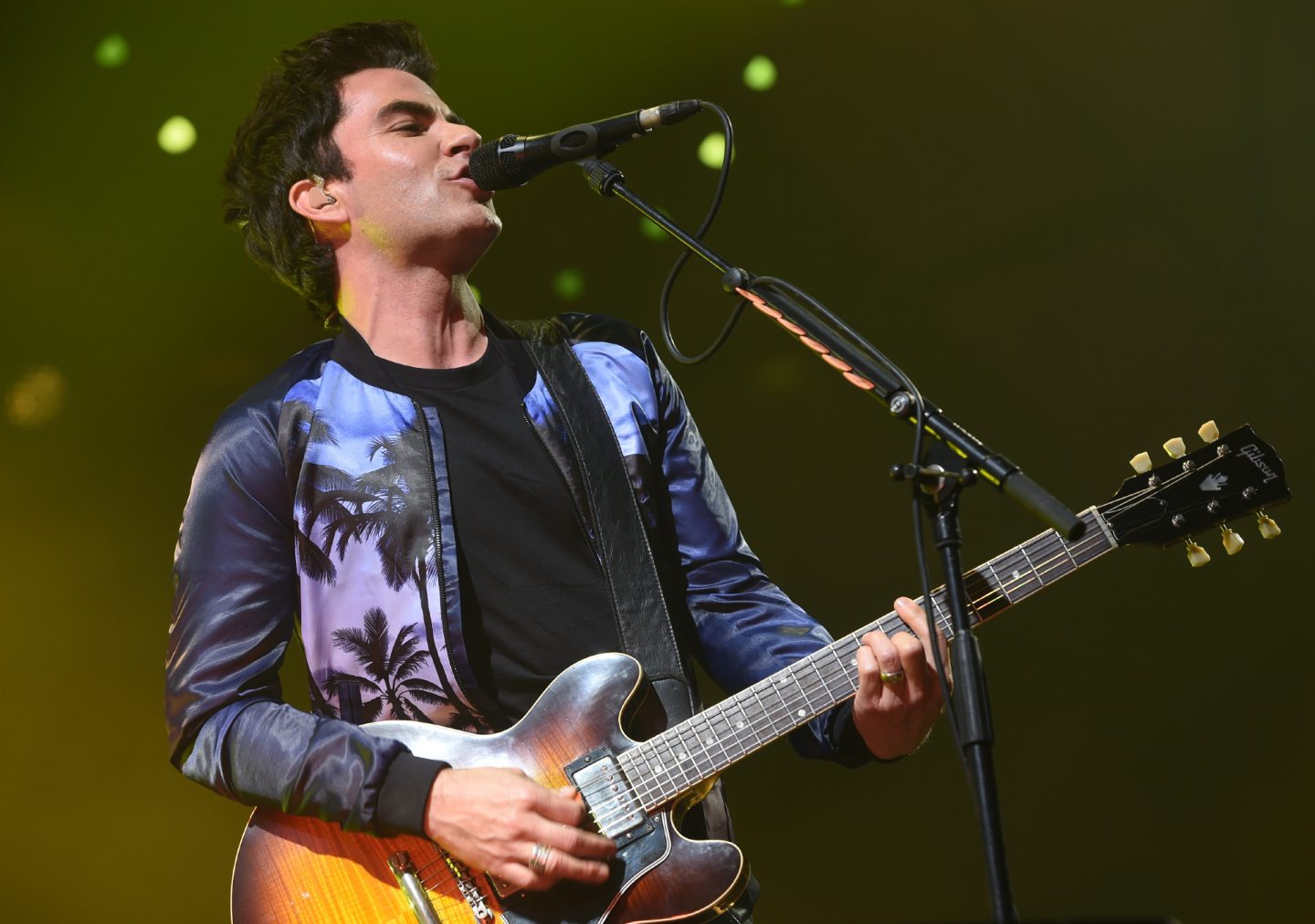 Kelly Jones playing guitar and singing on stage