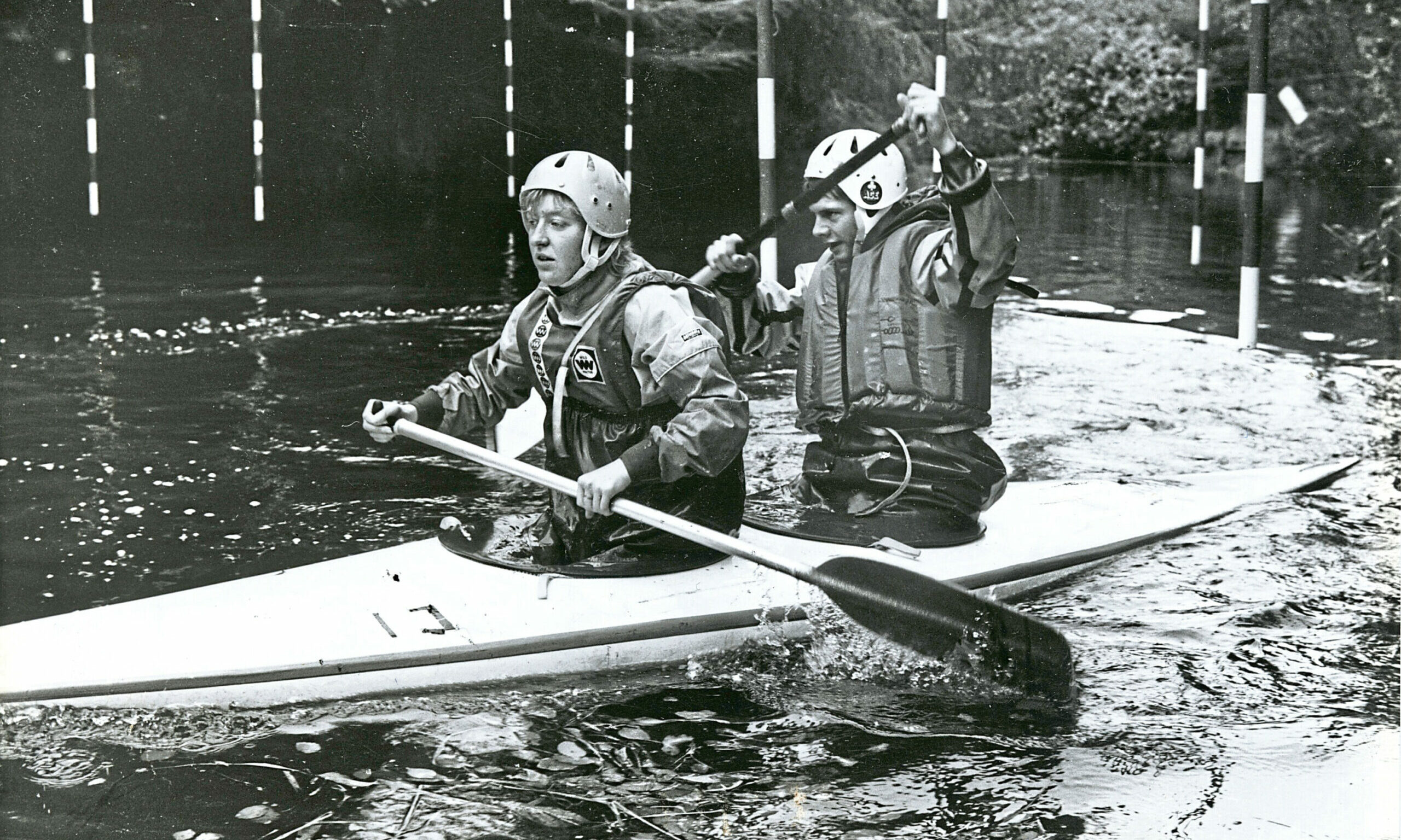 1986 - Fiona Weir and Graham Morrison of the kayak club tackle the course in their Canadian canoe.