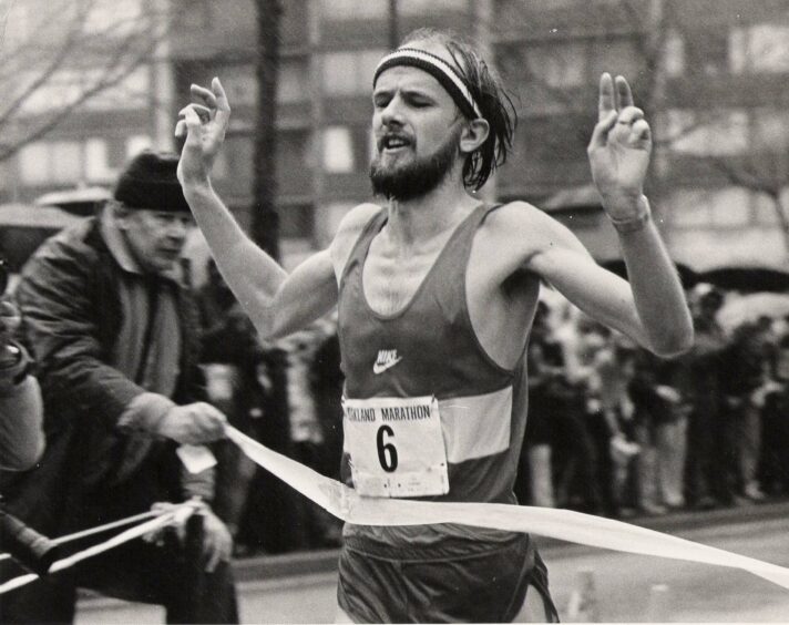 Fraser Clyne crossing the finishing line at the Oakland Marathon in 1983 in black and white.