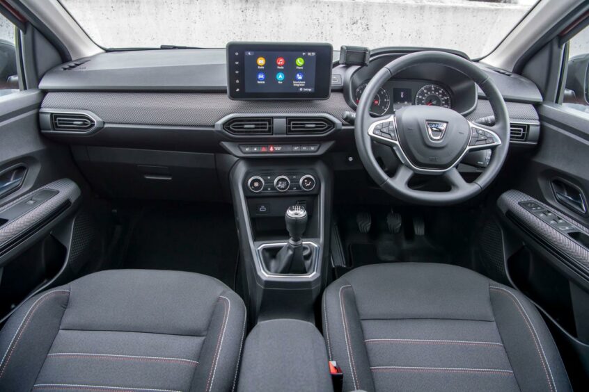 View of the two front seats, steering wheel and camera display in the Dacia Jogger