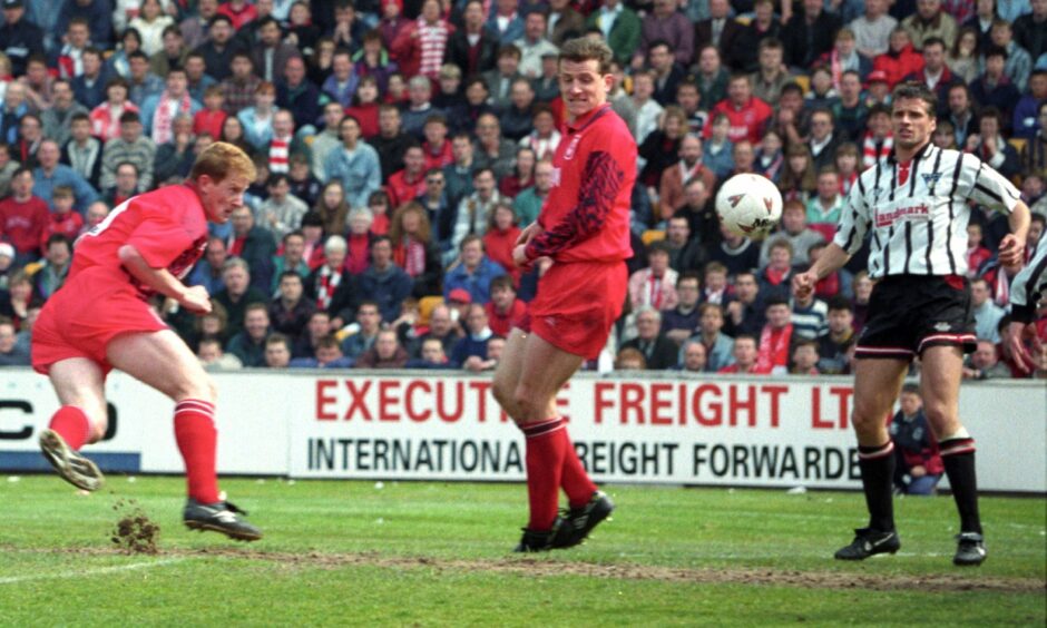 Duncan Shearer (left) scores for Aberdeen in the home leg of the 1995 relegation play-off against Dunfermline Athletic.