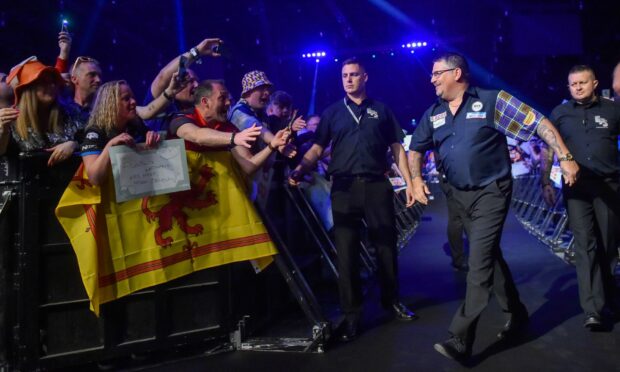 Gary Anderson interacts with the Aberdeen crowd. All pictured by Scott Baxter/ DCT Media.