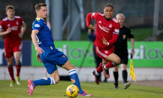 St Johnstone's Dan Cleary tries to catch Aberdeen's Vicente Besuijen