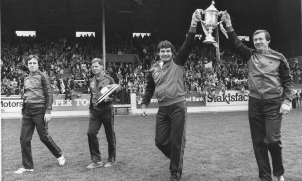 Aberdeen FC 1982-05-23_03 Scottish Cup Final ©AJL

23 May 1982

"On top of the world...Dons assistant manager Archie Knox and manager Alex Ferguson carry the cup on to the field at the start of the celebrations."

Scottish Cup Final 1981-82

Aberdeen 4 - Rangers 1 (after extra time).

Used: EE 24/05/1982