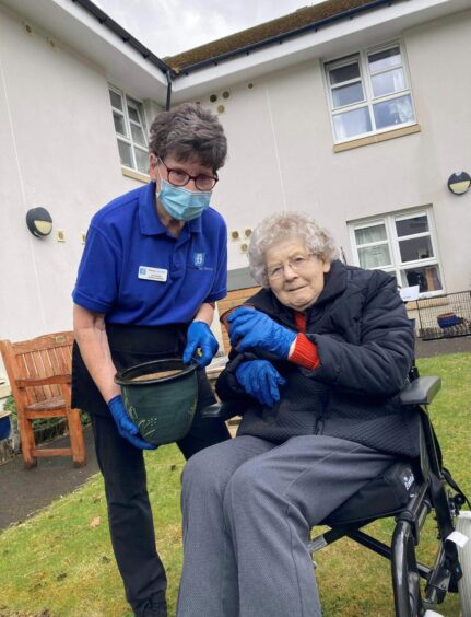 Liz Thomson with care home resident Jean Strachan.