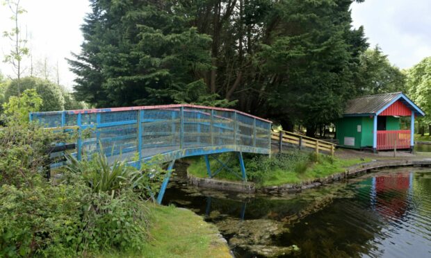 Highland Council has closed a foot bridge at Whin Park due to public safety concerns.