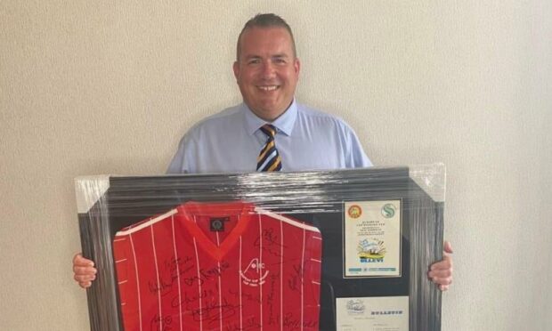 Aberdeen fan David McRae has completed a 19-year long task of getting all the Gothenburg Greats to sign a replica top from 1983.