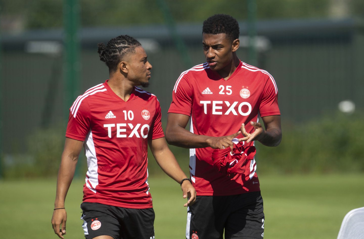 Vicente Besuijen (L) and Jayden Richardson during an Aberdeen training session.