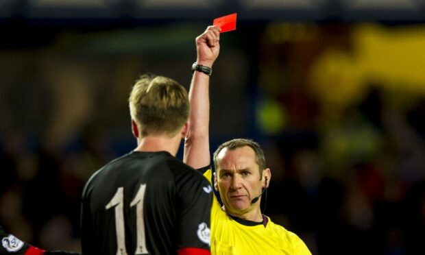 06/11/13 SCOTTISH LEAGUE ONE
RANGERS V DUNFERMLINE
IBROX - GLASGOW
Referee Stevie O'Reilly (right) sends Jordan Moore (11) off after a second yellow card.