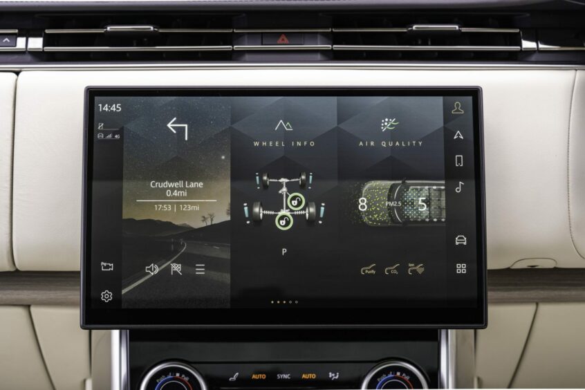 The touch-screen display, showing destination, wheel information and air quality