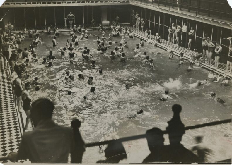 Busy Aberdeen baths in 1937