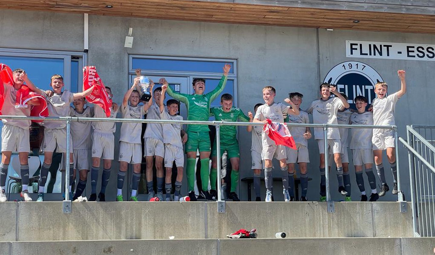 Aberdeen 2008/09's squad celebrate winning the Flint Micasa Cup in Norway.