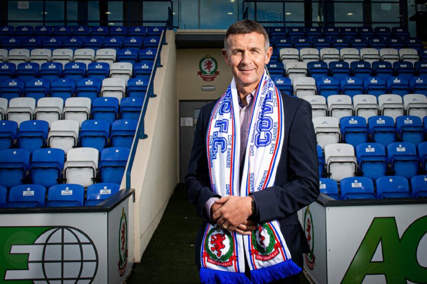 Jim McIntyre has signed a one-year rolling deal at Cove Rangers