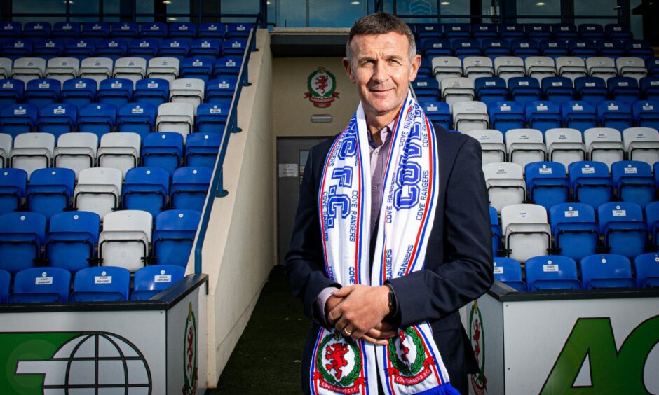 Jim McIntyre has signed a one-year rolling deal at Cove Rangers