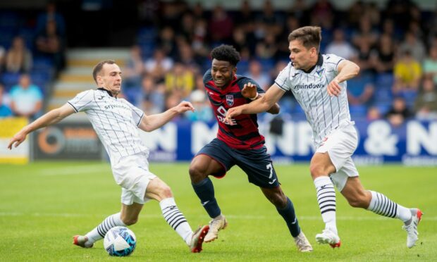 Dunfermline's Aaron Comrie (right) and Chris Hamilton (left) close in on Ross County's Owura Edwards.