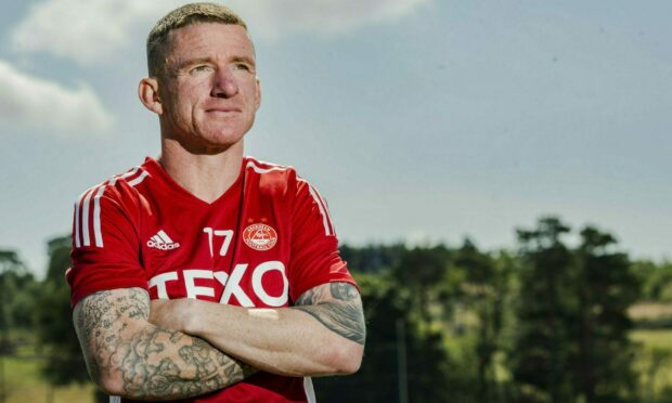Aberdeen winger Jonny Hayes has signed a new contract.