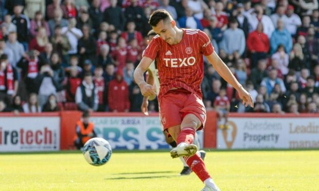 Aberdeen's Bojan Miovski scores his penalty to make it 1-0 against Livingston.