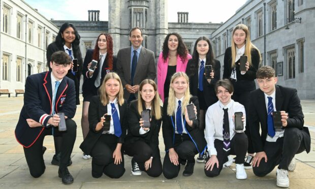CR0037348
Marischal College 

School exam results day - pupils and councillors at marischal college 

Pictured are: children and cllrs Martin Greig and Jessica Meneis with pupils from, St macher Academy,  Gramer School and Old Macher School 

Picture by Paul Glendell     09/08/2022