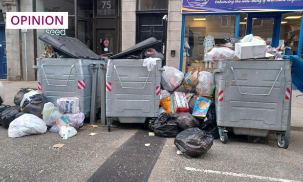 Overflowing bins in Aberdeen city centre (Photo: Erikka Askeland)