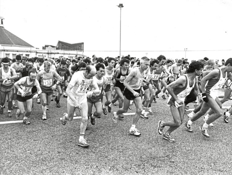 1987 - Runners leave from the Beach Ballroom