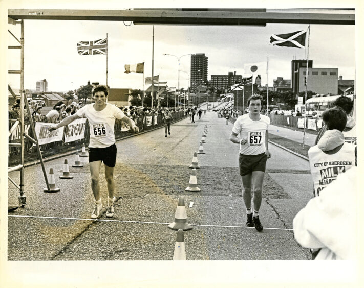 1985 - Brothers Derek and Andrew Milne cross the finish line together