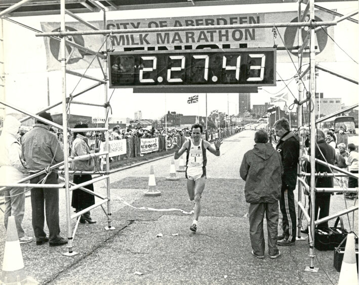 1987 - Englishman Ian Corrin crosses the finish line in first place