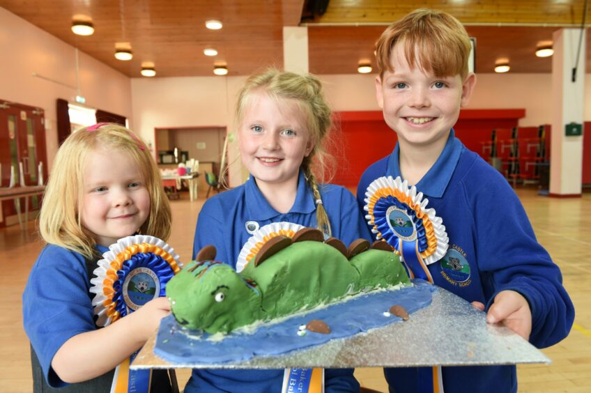 Inka Laitinen, left, Lilly Cornish and Lloyd Robertson with Lilly's winning showtopper. Picture by Sandy McCook.