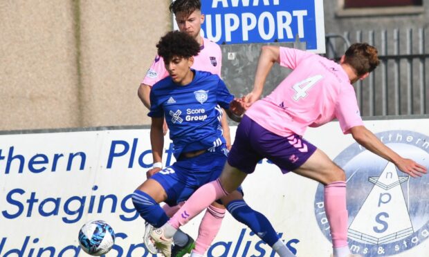Peterhead's Ramez Hezfalla takes on the Montrose defence. Photo by Duncan Brown
