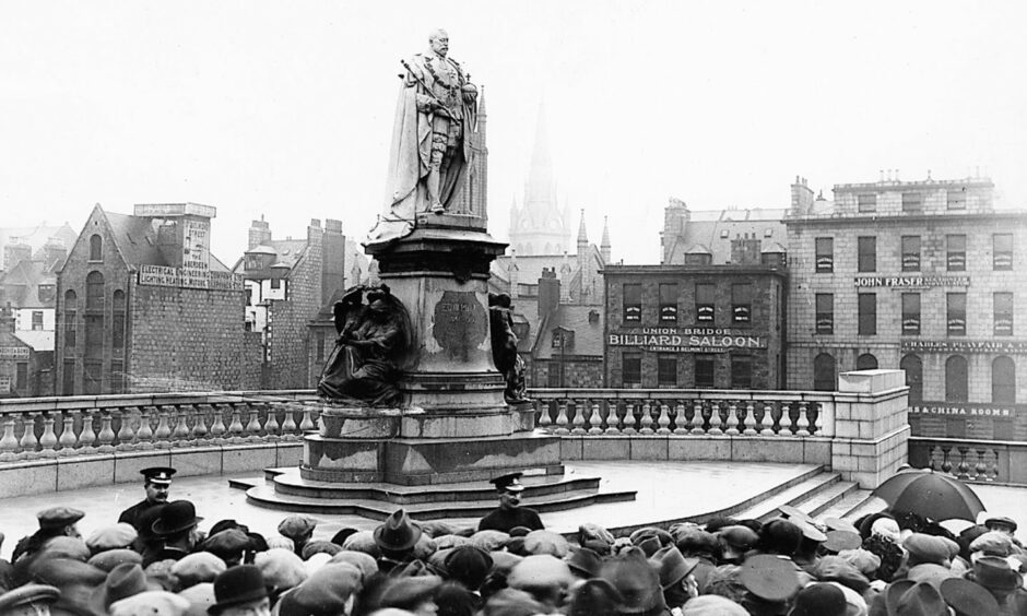 Crowds gathered near Union Terrace Gardens in October 1914 for the unveiling of the statue of King Edward VII.  Image from Aberdeen Journals.  ABERDEEN JOURNALS LTD. 