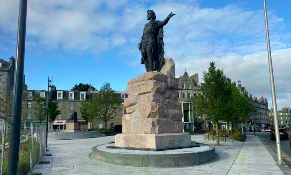 The statue of William Wallace, in front of the Common Sense Coffee House and Bar, overlooks UTG. Picture by Alastair Gossip/DCT Media.