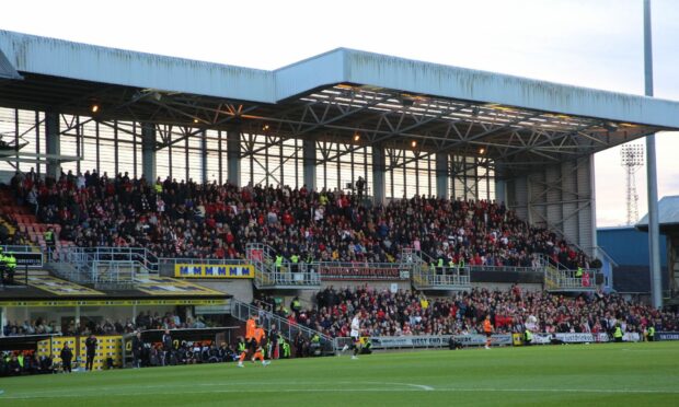 Aberdeen fans at Tannadice. Photo by Stephen Dobson/ProSports/Shutterstock