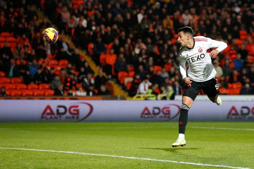 Bojan Miovski in action for Aberdeen against Dundee United. Image: Stephen Dobson/ProSports/Shutterstock (13449053cv)