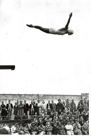 1937 - A  crowd watches a swallow dive by American diver Marion Mansfield