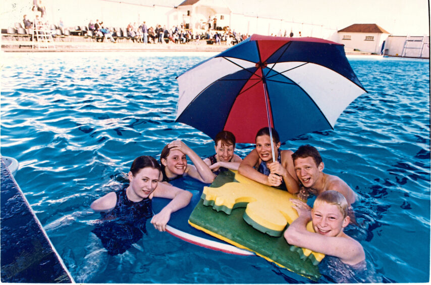 1996 - 1996 - Julie Adair, Rebecca Collie, Lynn Anderson, Kirsty Smith, Andrew Smith and Richard Collie, all members of Stonehaven Amateur Swimming Club enjoy themselves at the start of the summer season.