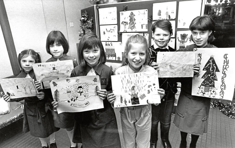 1986 - Brownies Hannah Summers, Julie Thomson, Catriona Forsyth, Jenny Inglis, Louise Graham and Susan Webster with their prize-winning paintings 