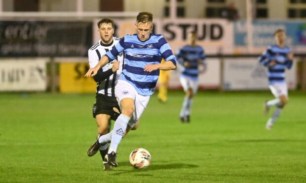 Lachie Macleod on the ball for Banks o' Dee. Image: Paul Glendell/ DC Thomson.