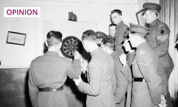 A group of British soldiers teach US soldiers how to play darts during the Second World War (Photo: AP/Shutterstock)