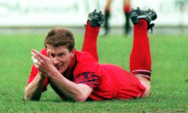 Duncan Shearer with his trademark sharpshooter pose for the Dons.
