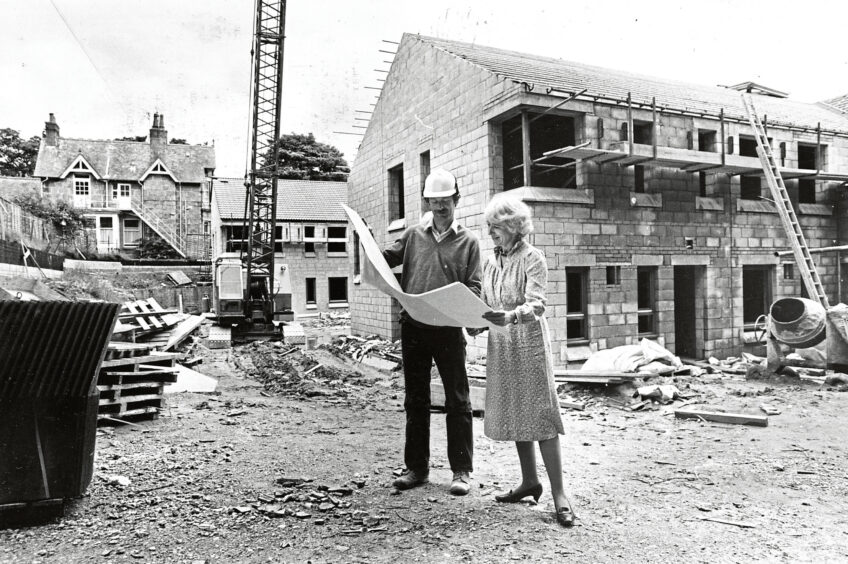 1985 - Voluntary Service Aberdeen publicity officer Mrs Jean Drey is kept up to date with the new construction by Ruthrieston House site agent John Massie.